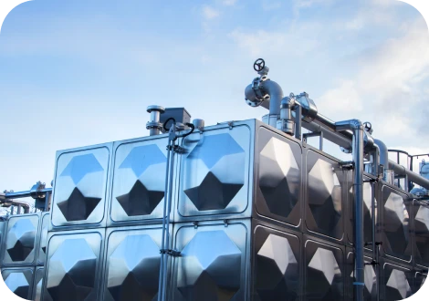 青空の下に設置された大きな設備の写真。