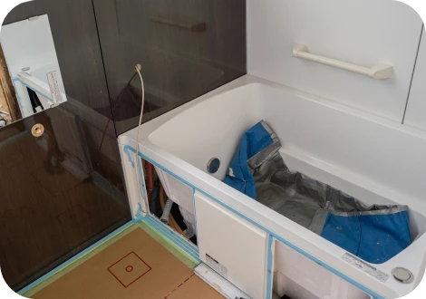 風呂場を施工している作業中の写真。