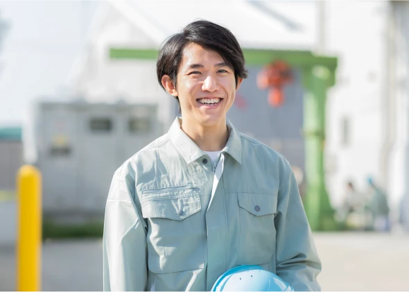 笑顔の男性がこちらを見ている写真。