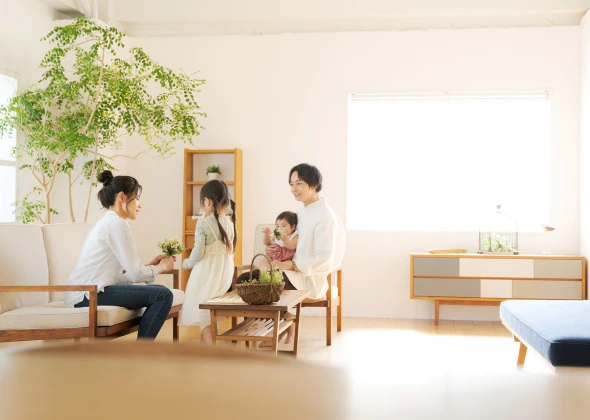 家の中で家族団らんでいる写真。