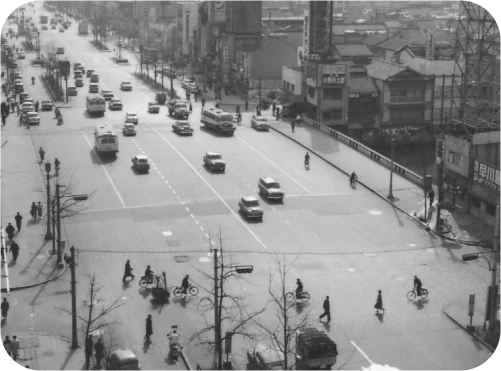 昭和の町並みを写した白黒写真。