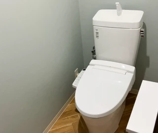 清潔で明るい洋式トイレの設置完了状態の写真。