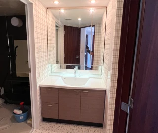 キレイな洗面台の設置完了状態の写真。