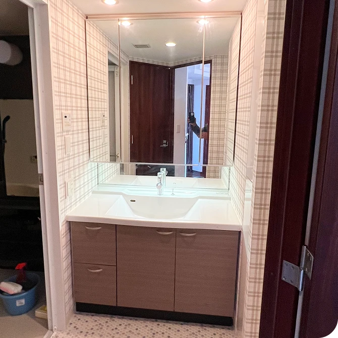 リノベーション工事が施され、きれいになった洗面台の写真。