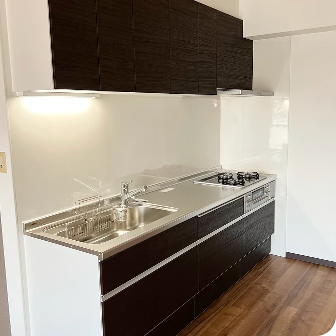 設置が完了したシステムキッチンの写真。