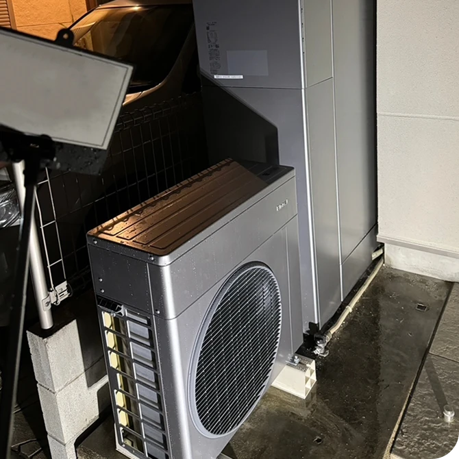 設置が完了したハイブリッド給湯器の写真。