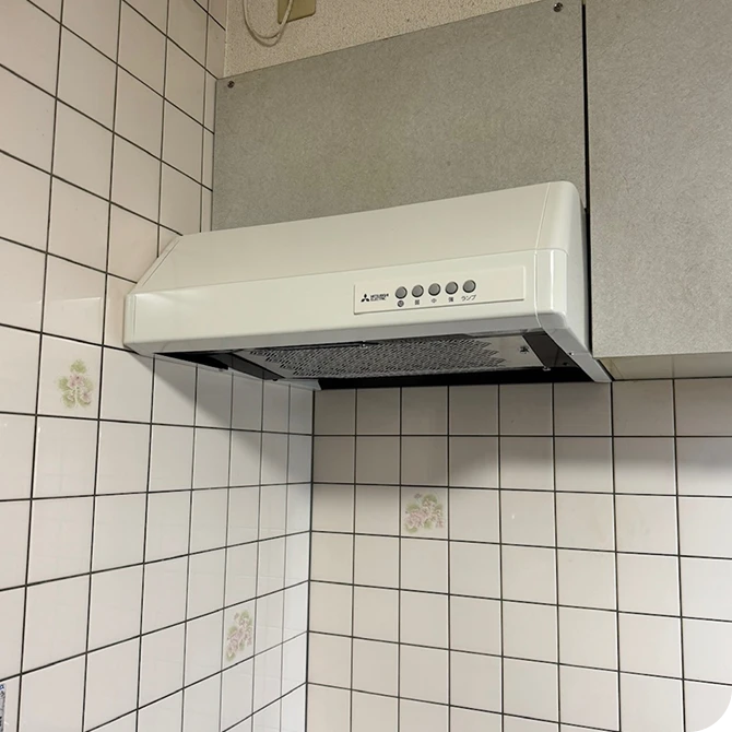 取り替えられたキッチンの換気扇の写真。