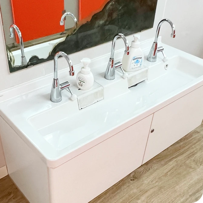 幼稚園の手洗い場の写真。