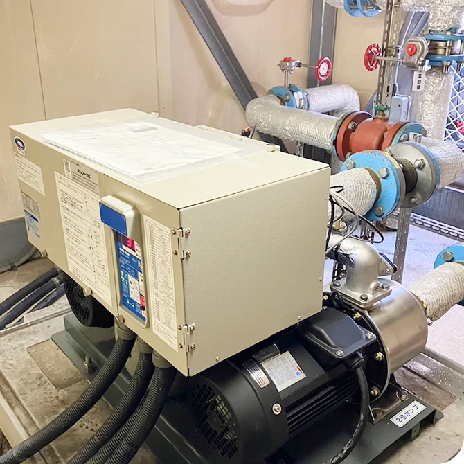 取り替えられた給水加圧ポンプの写真。